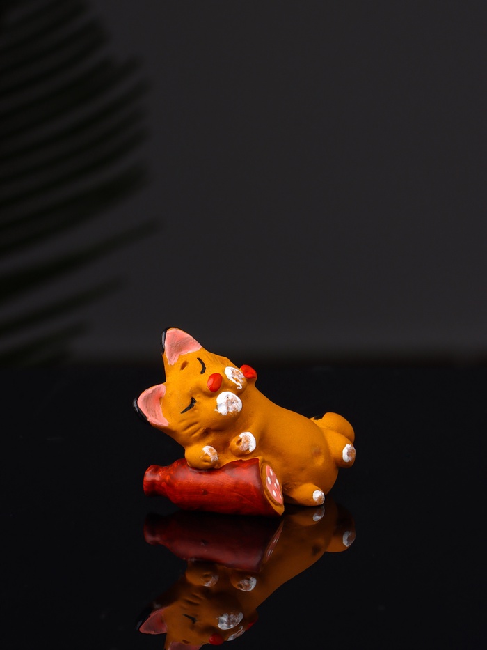 Фигурка полистоун «Котик спит на колбасе», 4.2×3.7×3 см