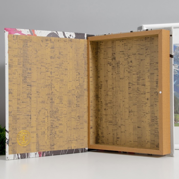 Шкатулка - книга «Мир природы. Белый тигр», дерево, искусственная кожа, 28.5×22×4 см