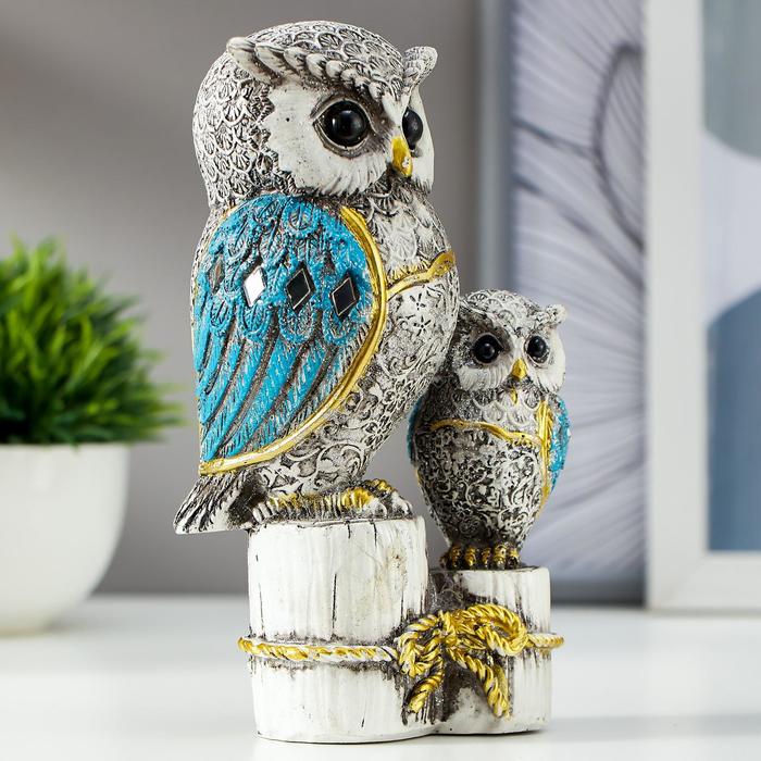 Фигурка полистоун «Серый филин с синими крыльями, с совёнком на пеньках», 16.8×9.5×5 см