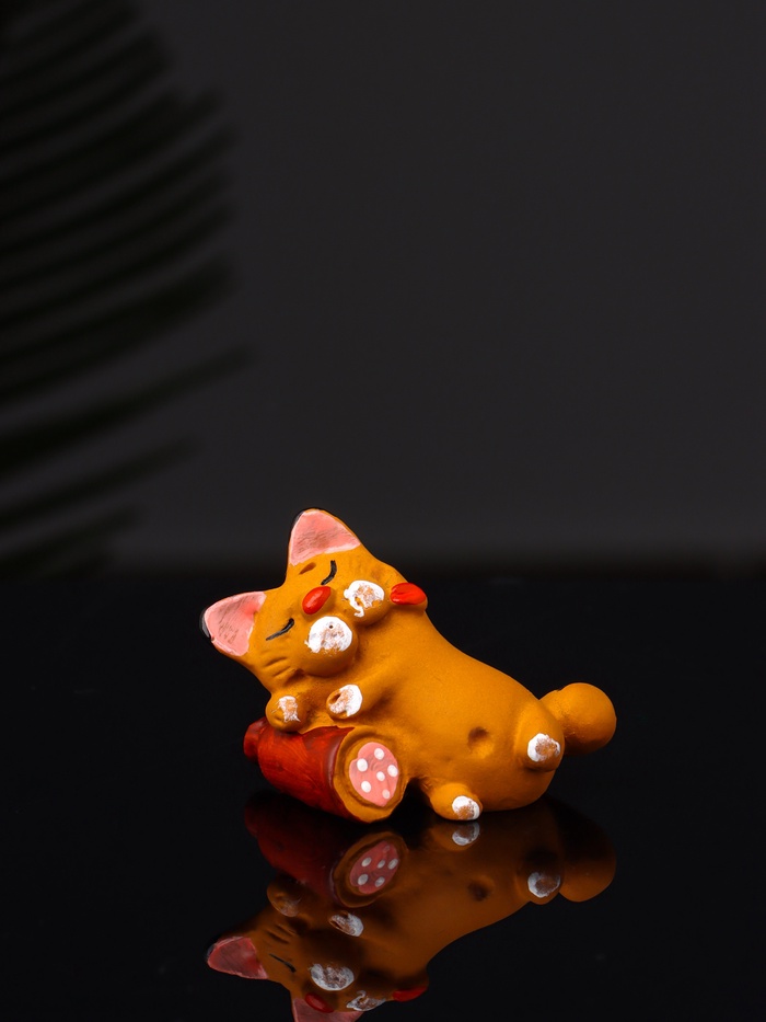 Фигурка полистоун «Котик спит на колбасе», 4.2×3.7×3 см