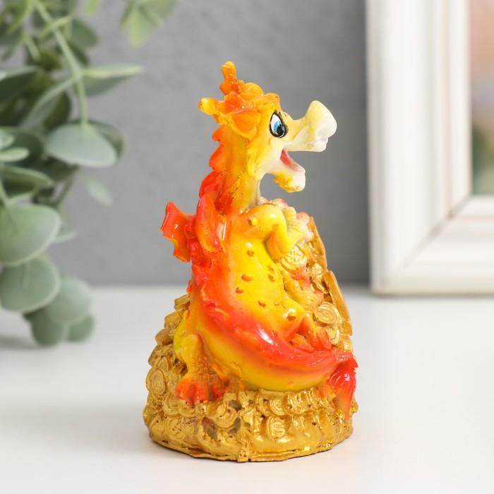 Фигурка полистоун «Огненный дракон на монетах/слитках», 6×5×9 см, МИКС