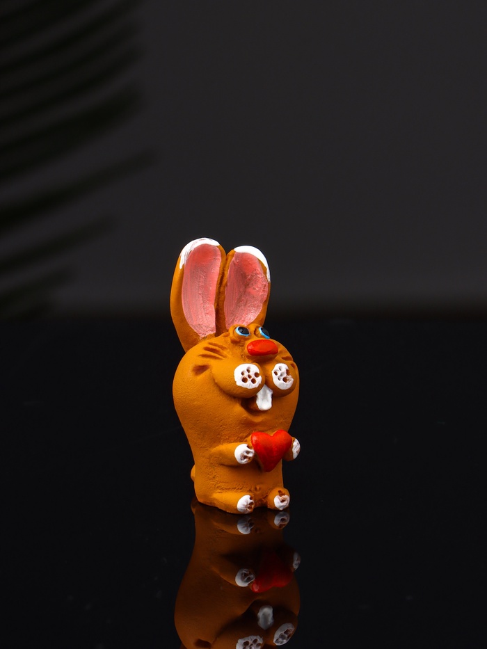 Фигурка полистоун «Зайчик с сердцем», 3.5×1.8×1.7 см