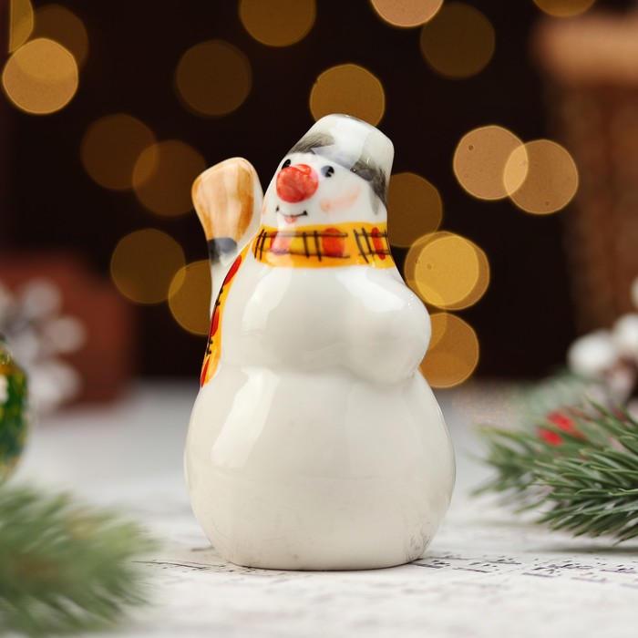 Фигурка фарфор «Снеговик с метлой», 10 см