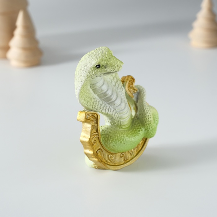Фигурка полистоун «Зелёная кобра на подкове», 5×3.5×7.5 см