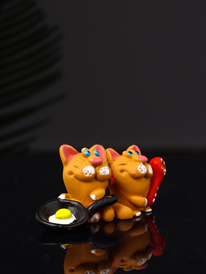 Фигурка полистоун «Два кота с яичницей», 3.2×7×2.6 см