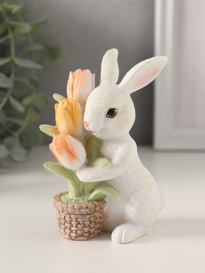 Фигурка полистоун «Белый кролик с тюльпанами в плетёном горшке», 8.5×5×10.5 см