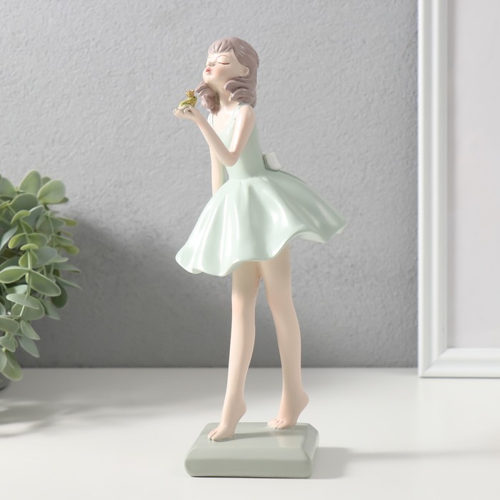 Фигурка полистоун «Влюблённая в принца-лягушку девушка», 11×10×24 см