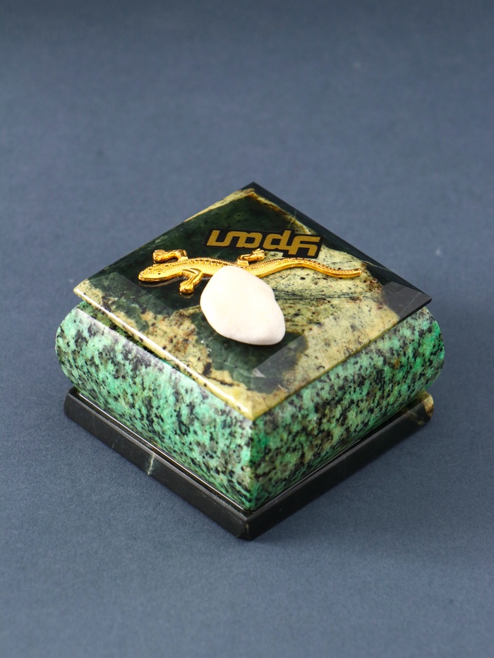 Шкатулка для украшений «Урал», змеевик, с декоративным камнем, 6.5×6.5×5.5 см