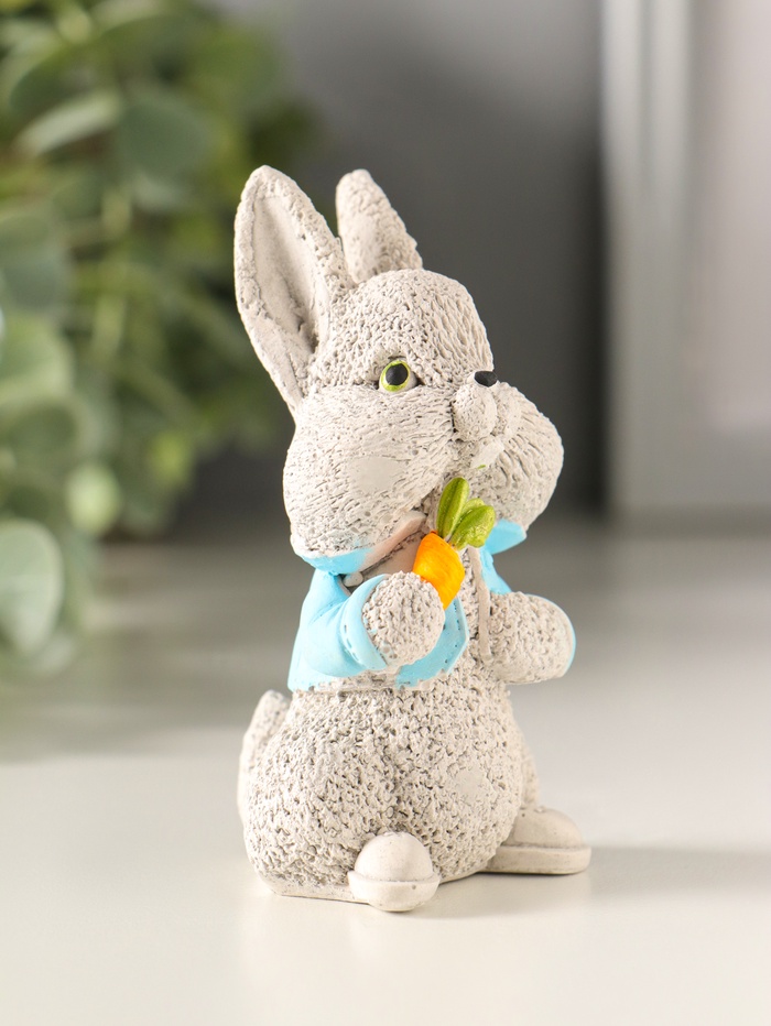 Фигурка гипс «Кролик с морковкой», 7×5×4 см, серый