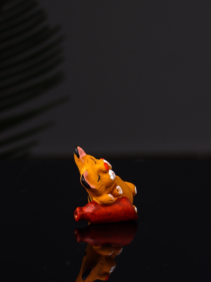 Фигурка полистоун «Котик спит на колбасе», 4.2×3.7×3 см