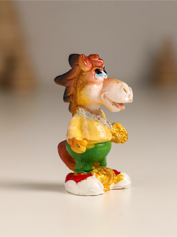 Фигурка полистоун «Конь в спортивном костюме», 3.3×2.3×5 см, МИКС