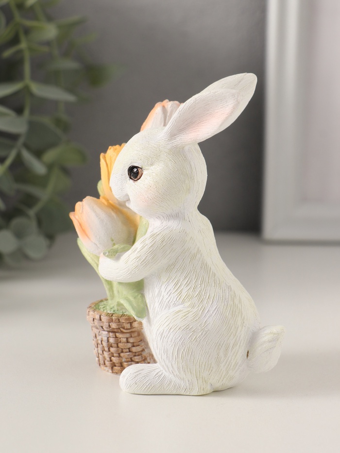 Фигурка полистоун «Белый кролик с тюльпанами в плетёном горшке», 8.5×5×10.5 см