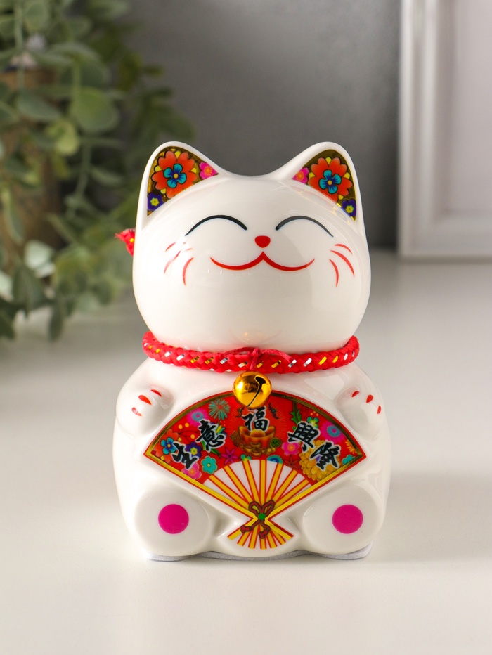 Копилка для денег «Кот Манэки-нэко с веером», керамика, 7.8×7.5×12.5 см