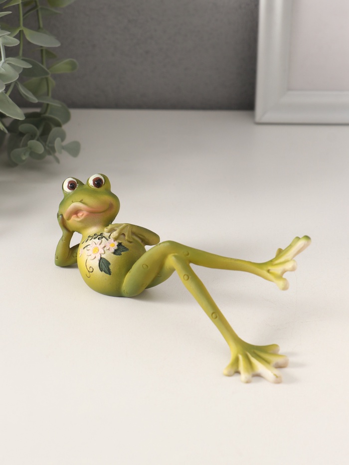 Фигурка «Лягушонок на отдыхе, с цветами на животике», полистоун, 15.5×6×7 см