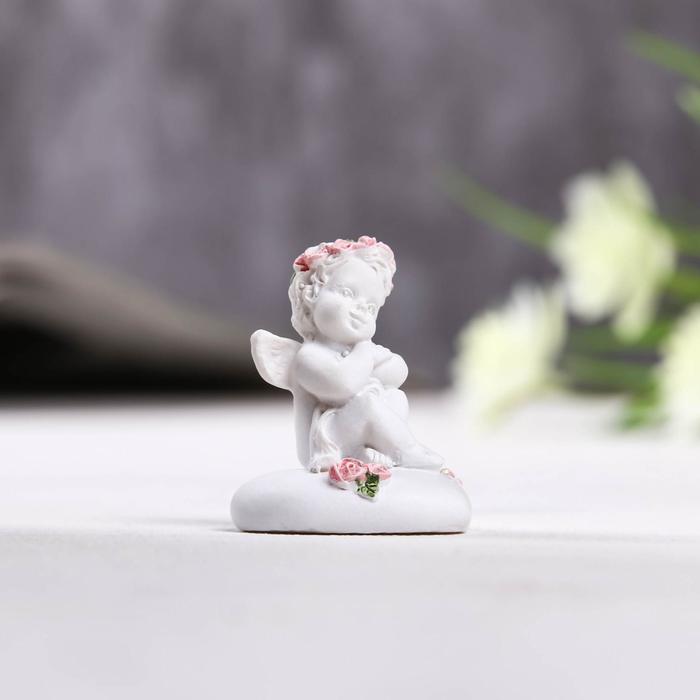 Фигурка полистоун «Ангелок сидит на сердце в венке из роз», 3.5×3×4 см, МИКС