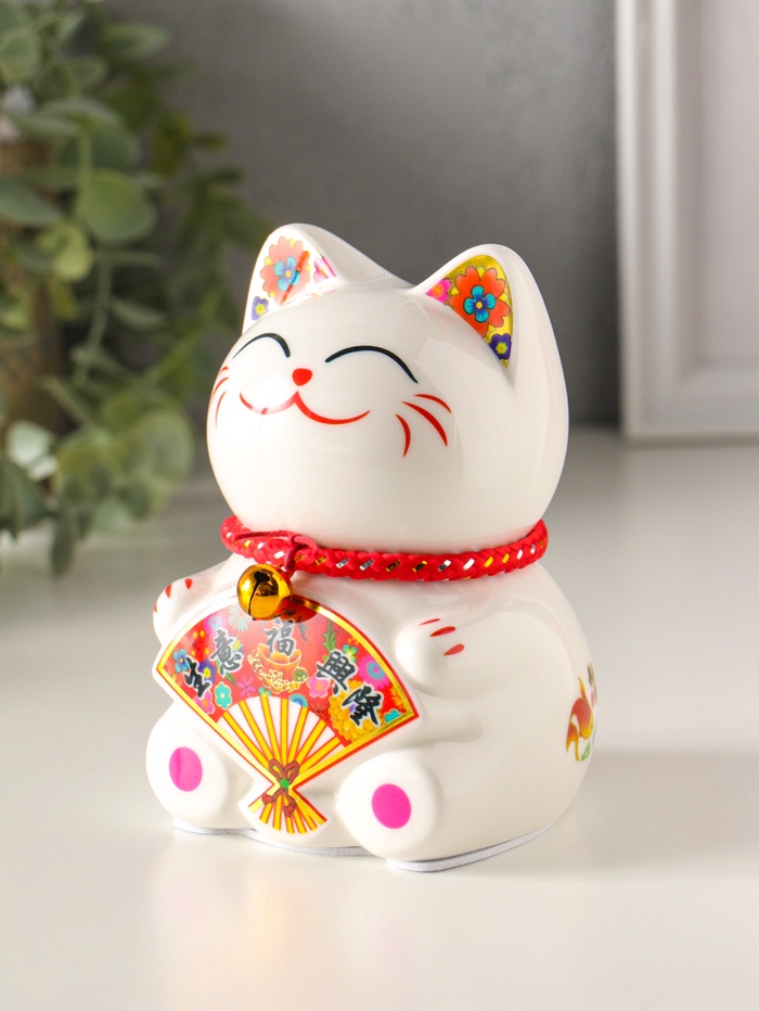 Копилка для денег «Кот Манэки-нэко с веером», керамика, 7.8×7.5×12.5 см