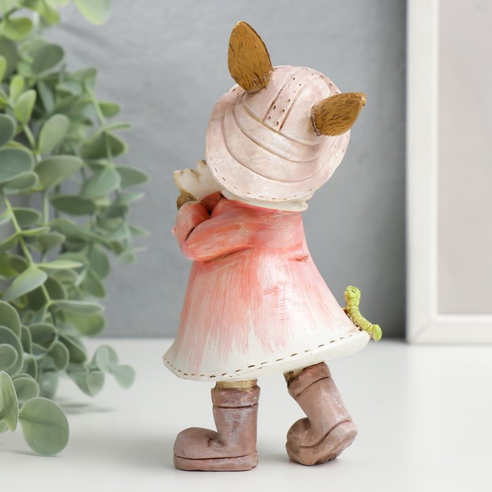 Фигурка полистоун «Зайка в шляпке и дождевике с цветком и гусеницей», 14.5×6.5×8 см