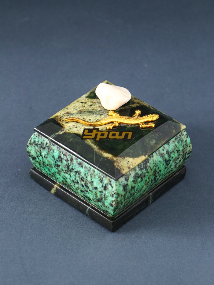 Шкатулка для украшений «Урал», змеевик, с декоративным камнем, 6.5×6.5×5.5 см