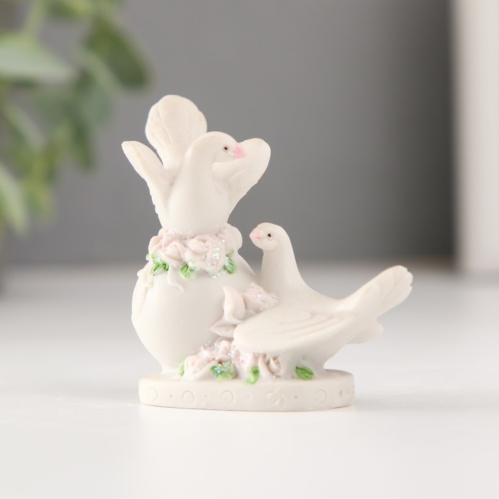 Фигурка полистоун «Два голубя на шаре с цветами», 6.4 см
