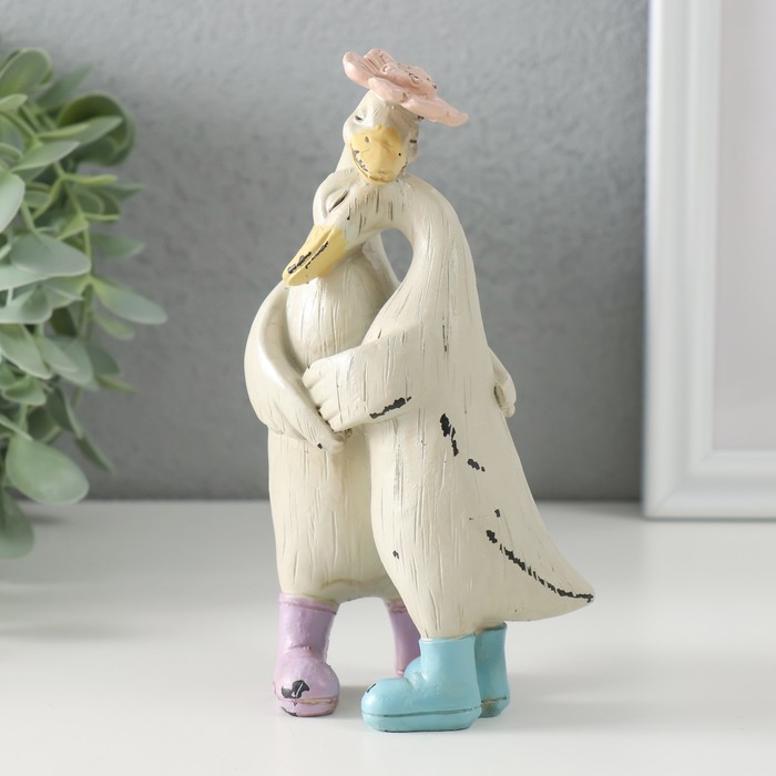 Фигурка полистоун «Гуси: объятия, нежность», 9×5.5×14.5 см