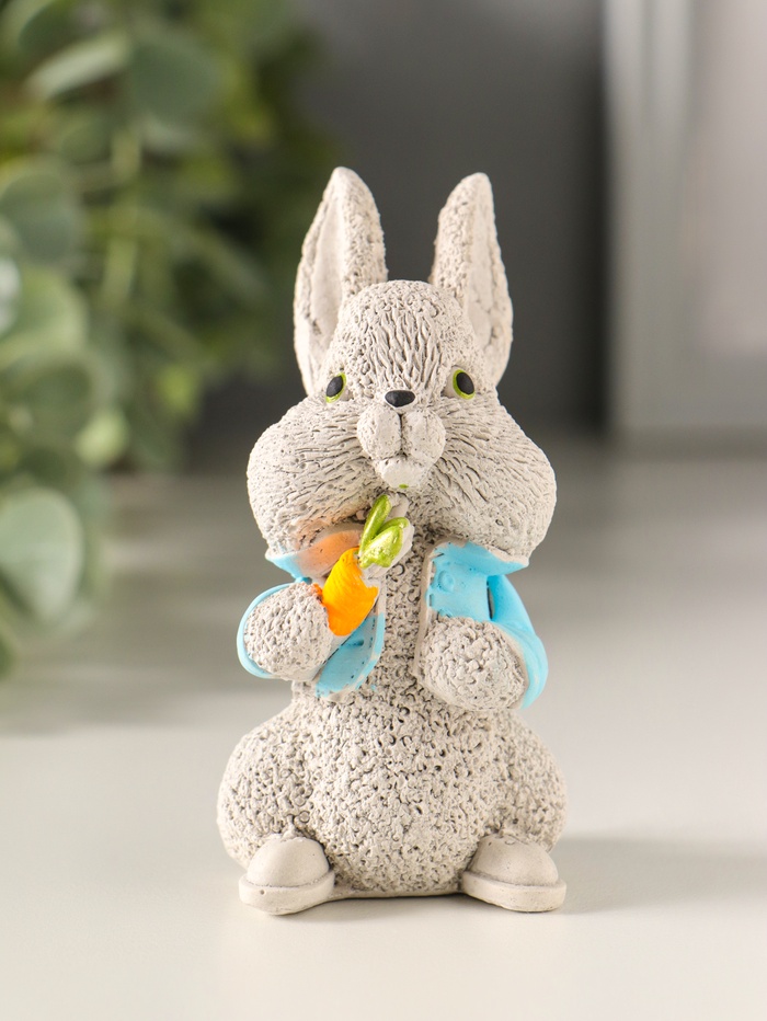 Фигурка гипс «Кролик с морковкой», 7×5×4 см, серый