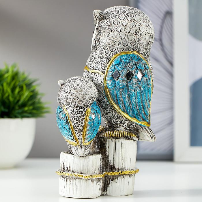 Фигурка полистоун «Серый филин с синими крыльями, с совёнком на пеньках», 16.8×9.5×5 см