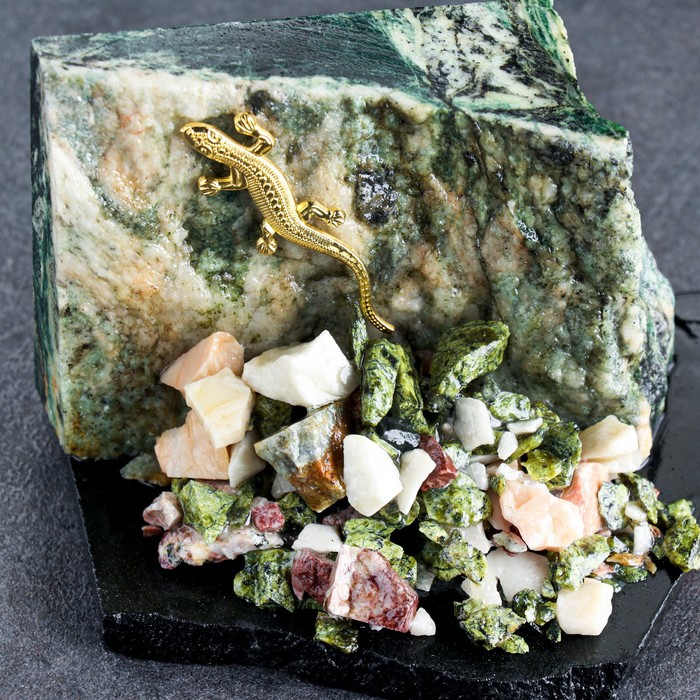 Фигурка «Горка», змеевик