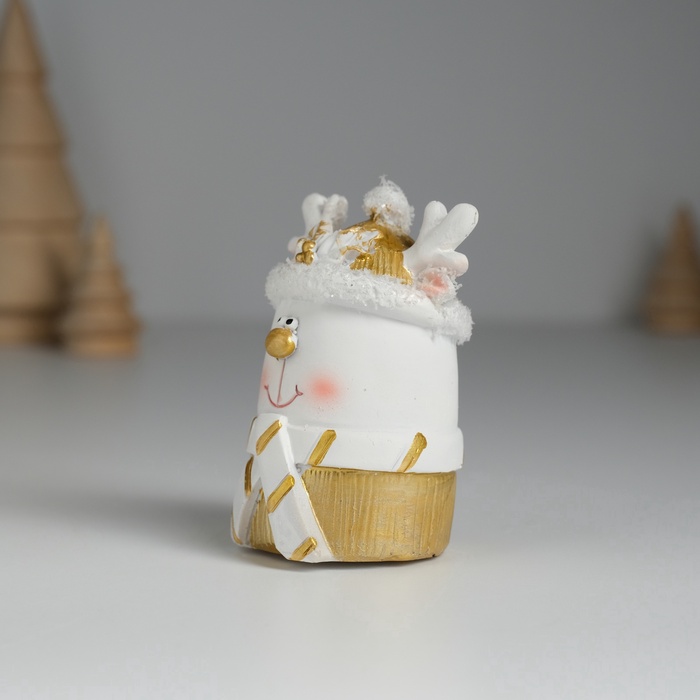 Фигурка полистоун «Олень белый в шапке и шарфике», 4×4×7 см