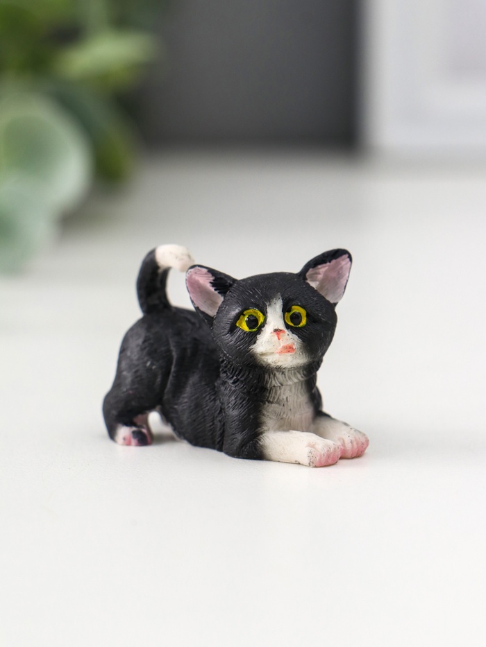 Фигурка полистоун «Чёрно-белый котёнок», 2.2×3×4.4 см, МИКС
