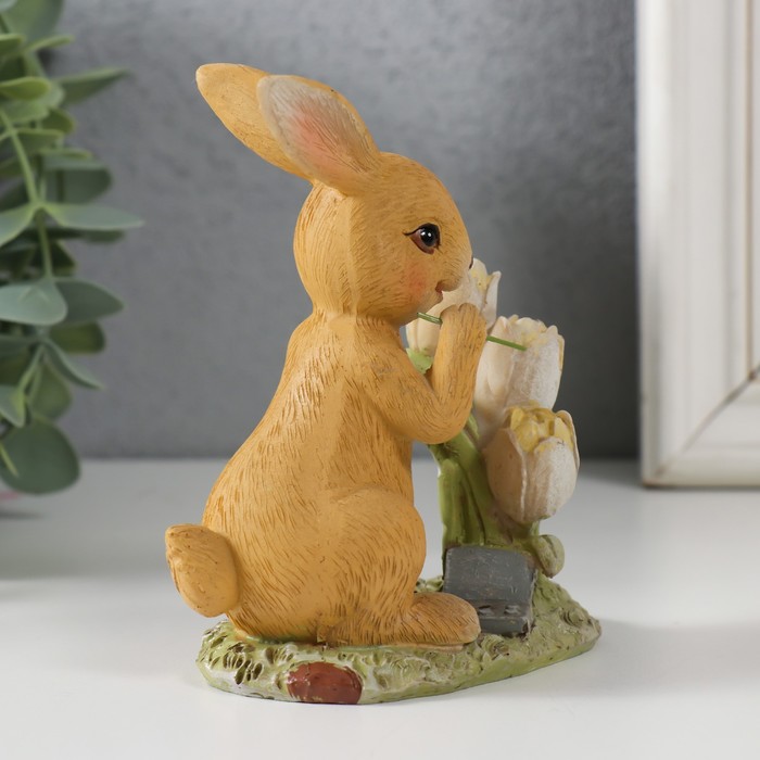 Фигурка полистоун «Зайчик на полянке с тюльпанами», 9.5×6×11 см