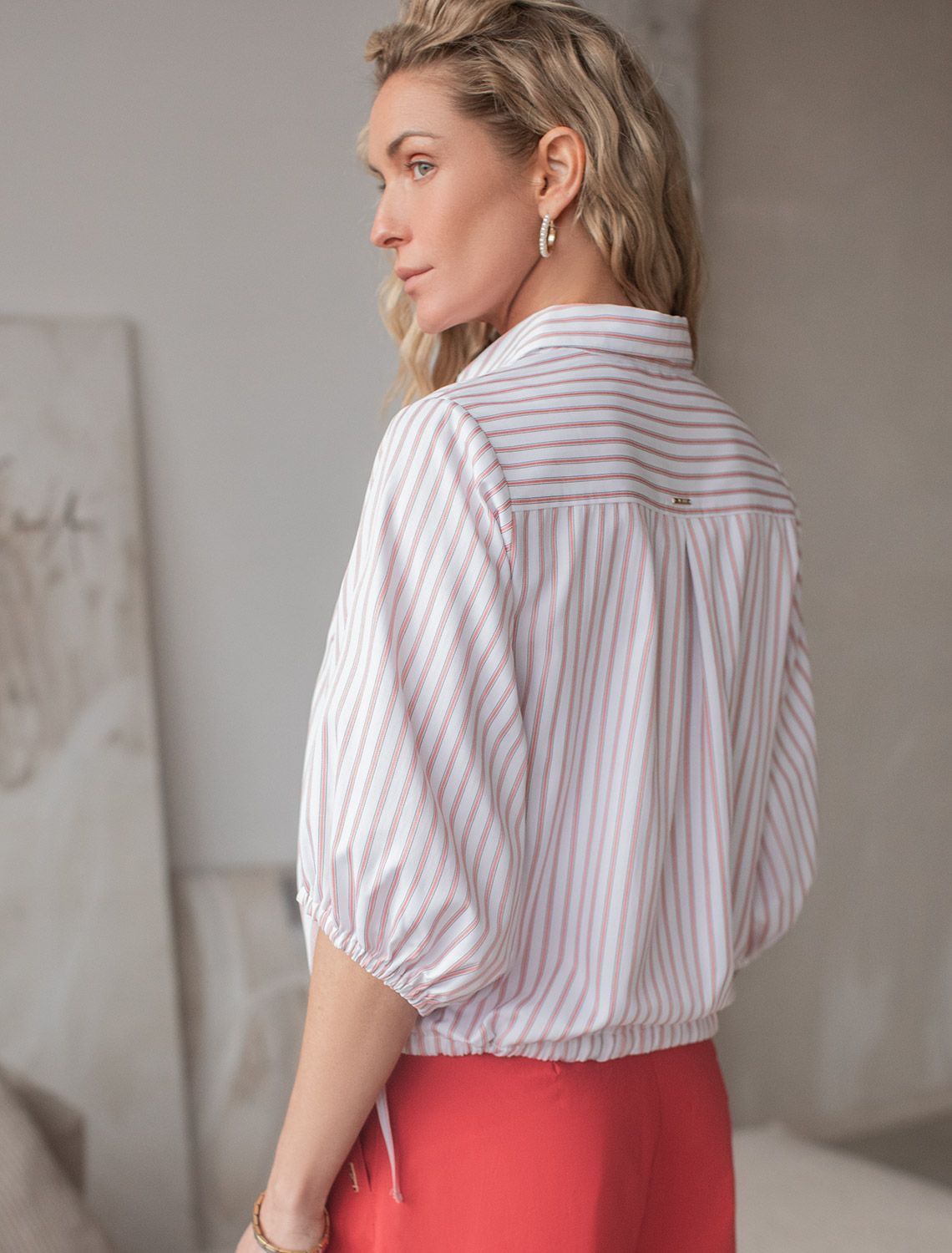 Укороченная блузка с рукавами буфами и с кулиской по низу из эластичного хлопка