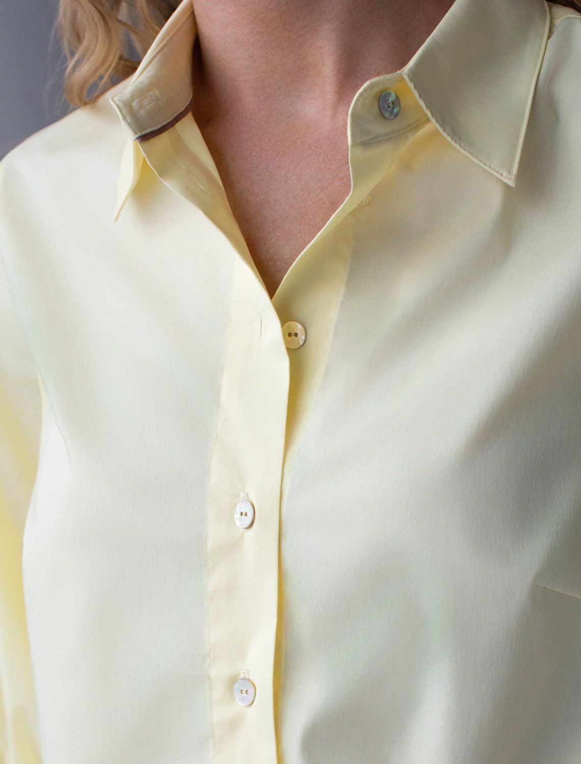 Укороченная блузка с рукавами буфами и с кулиской по низу из эластичного хлопка