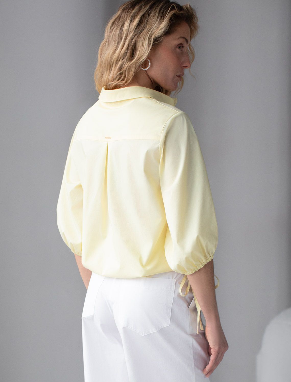 Укороченная блузка с рукавами буфами и с кулиской по низу из эластичного хлопка