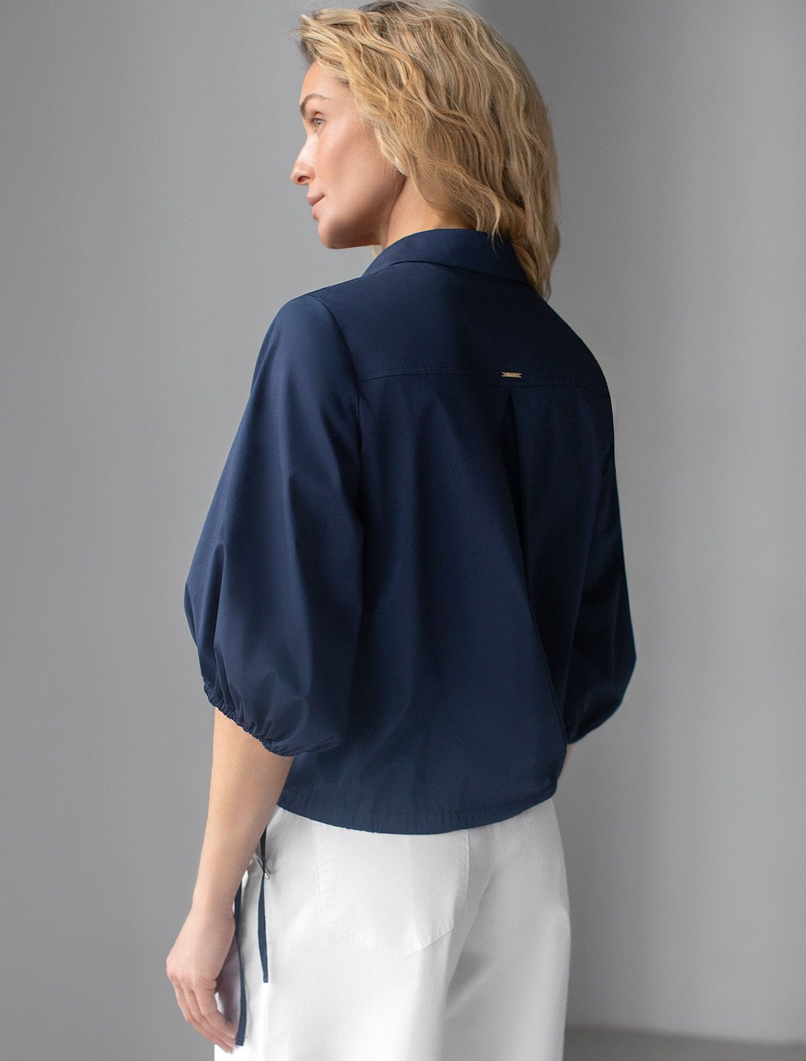 Укороченная блузка с рукавами буфами и с кулиской по низу из эластичного хлопка