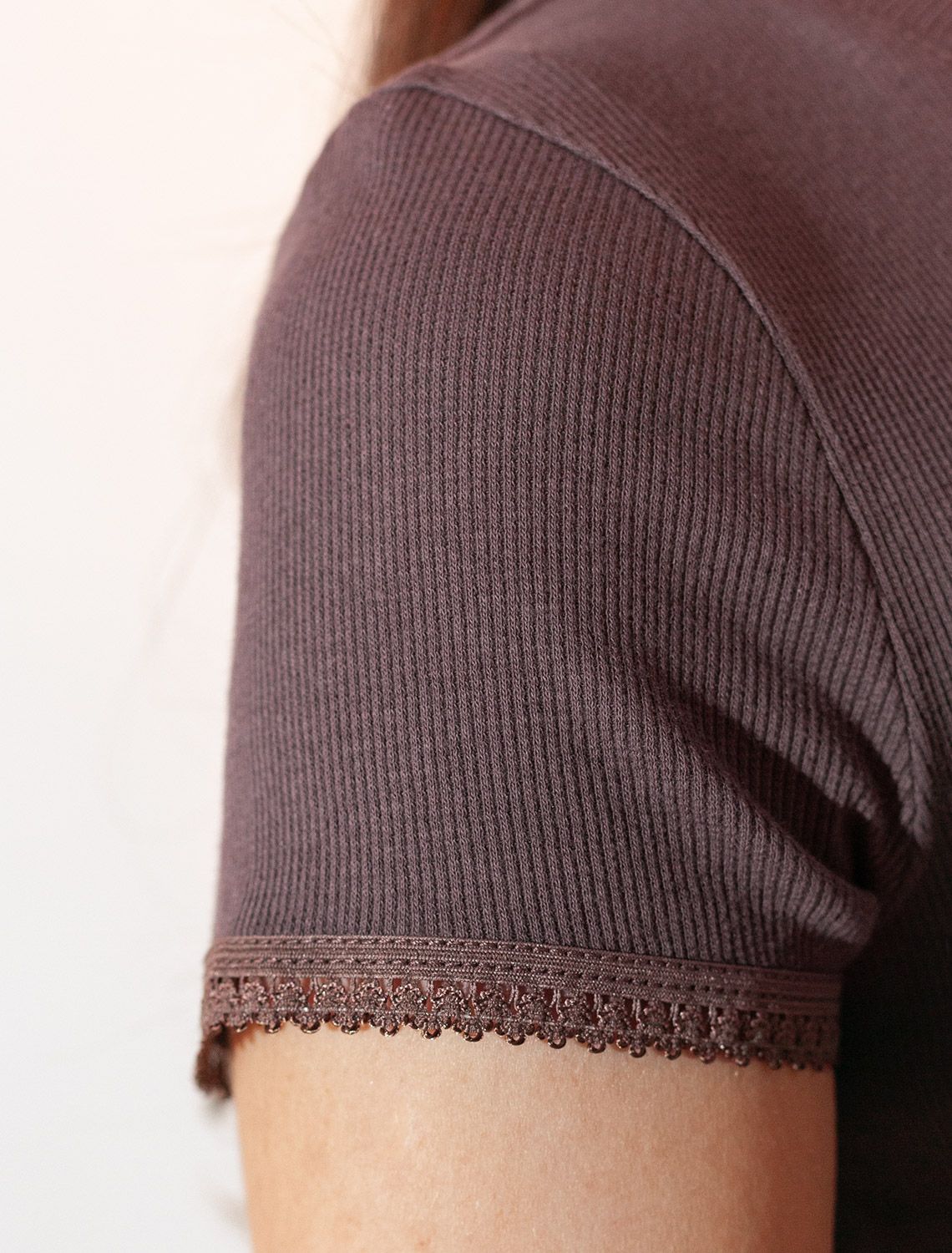Футболка с круглым вырезом из фактурного трикотажа в рубчик D49.152 кофе
