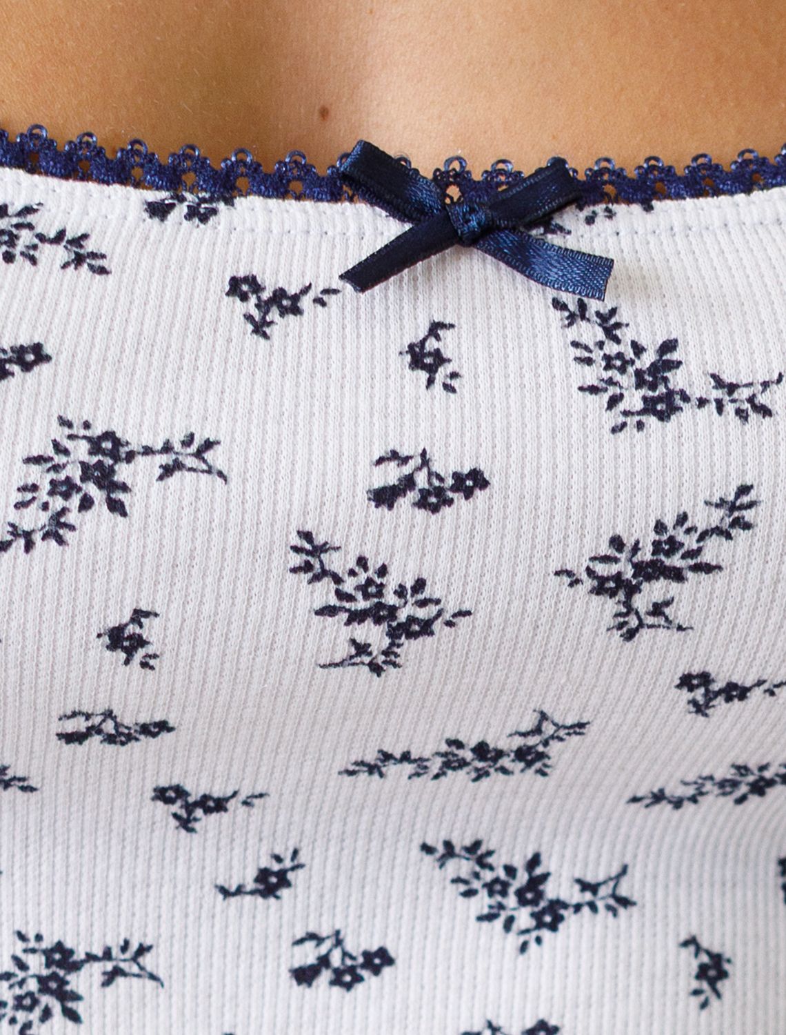 Топ с U вырезом из эластичного трикотажа кашкорсе D43.232 белый-т.синий цветы