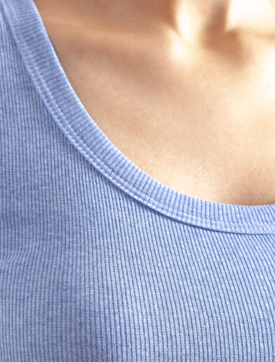 Топ с круглым вырезом из фактурного трикотажа в рубчик D43.233 голубой меланж