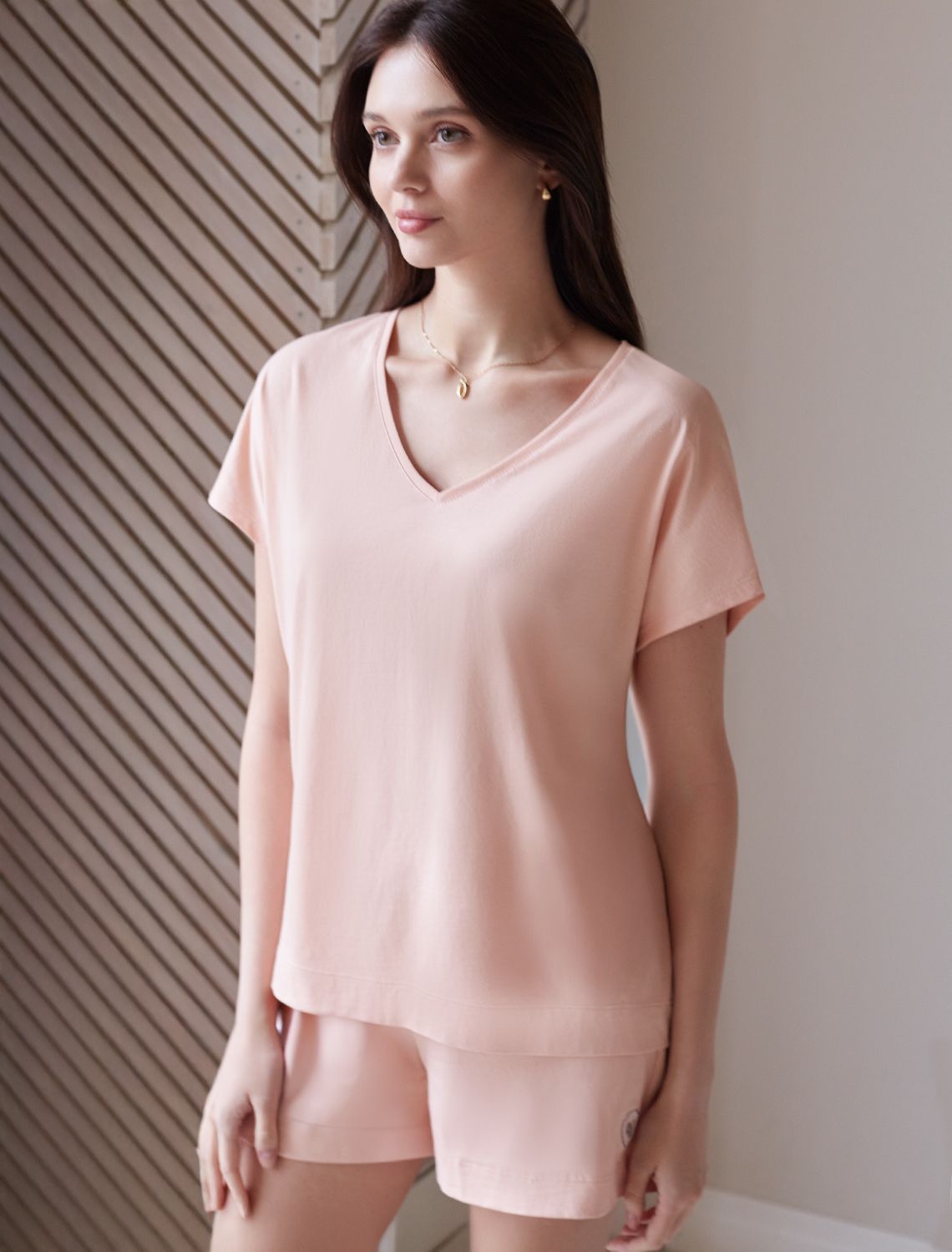 Свободная футболка с V-вырезом и цельнокроеным рукавом из 100% хлопка D49.159 пудра