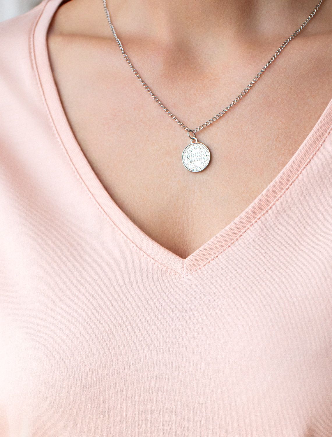 Свободная футболка с V-вырезом и цельнокроеным рукавом из 100% хлопка D49.159 пудра