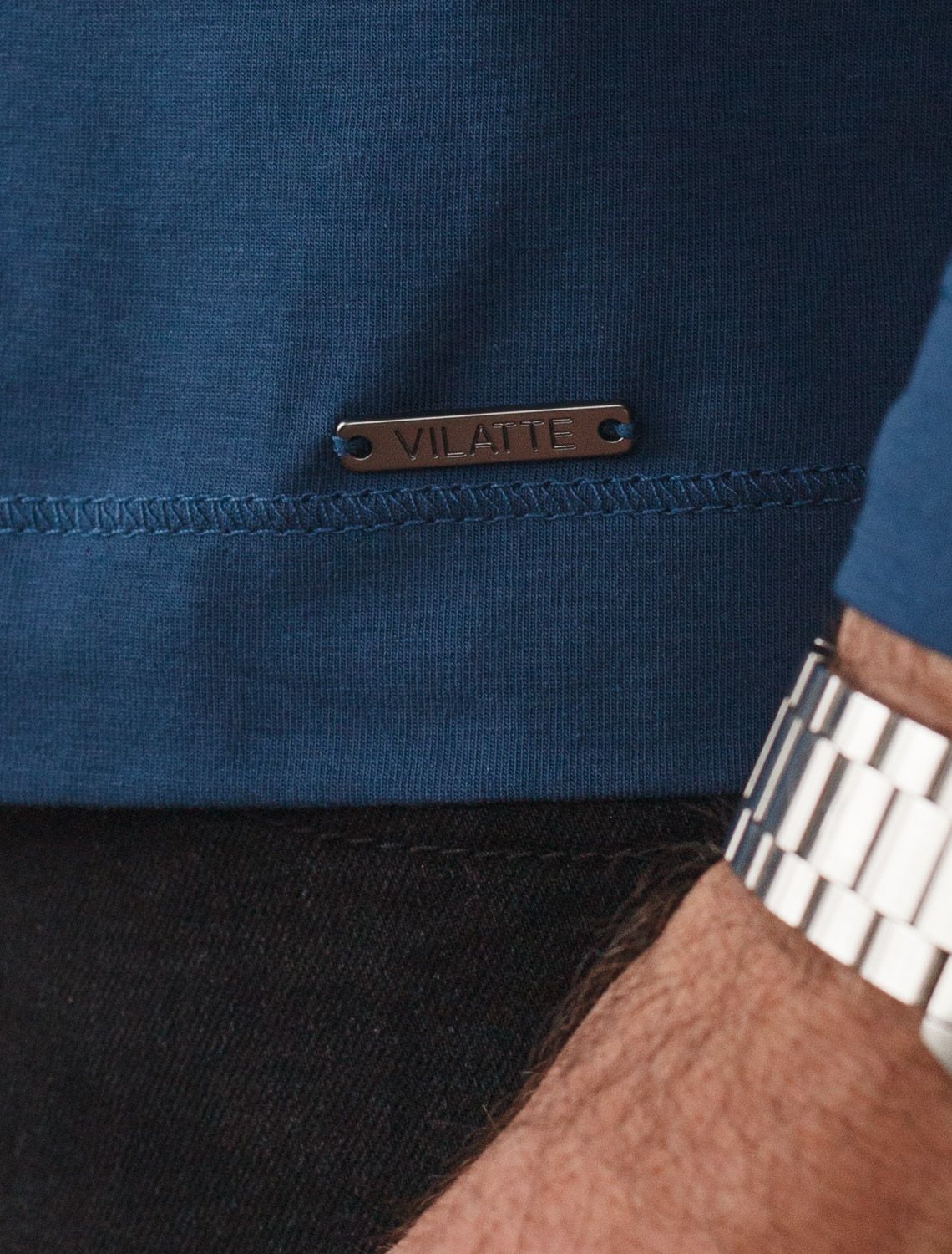 Тонкий лонгслив с круглым воротом на пуговицах из премиального хлопка с эластаном