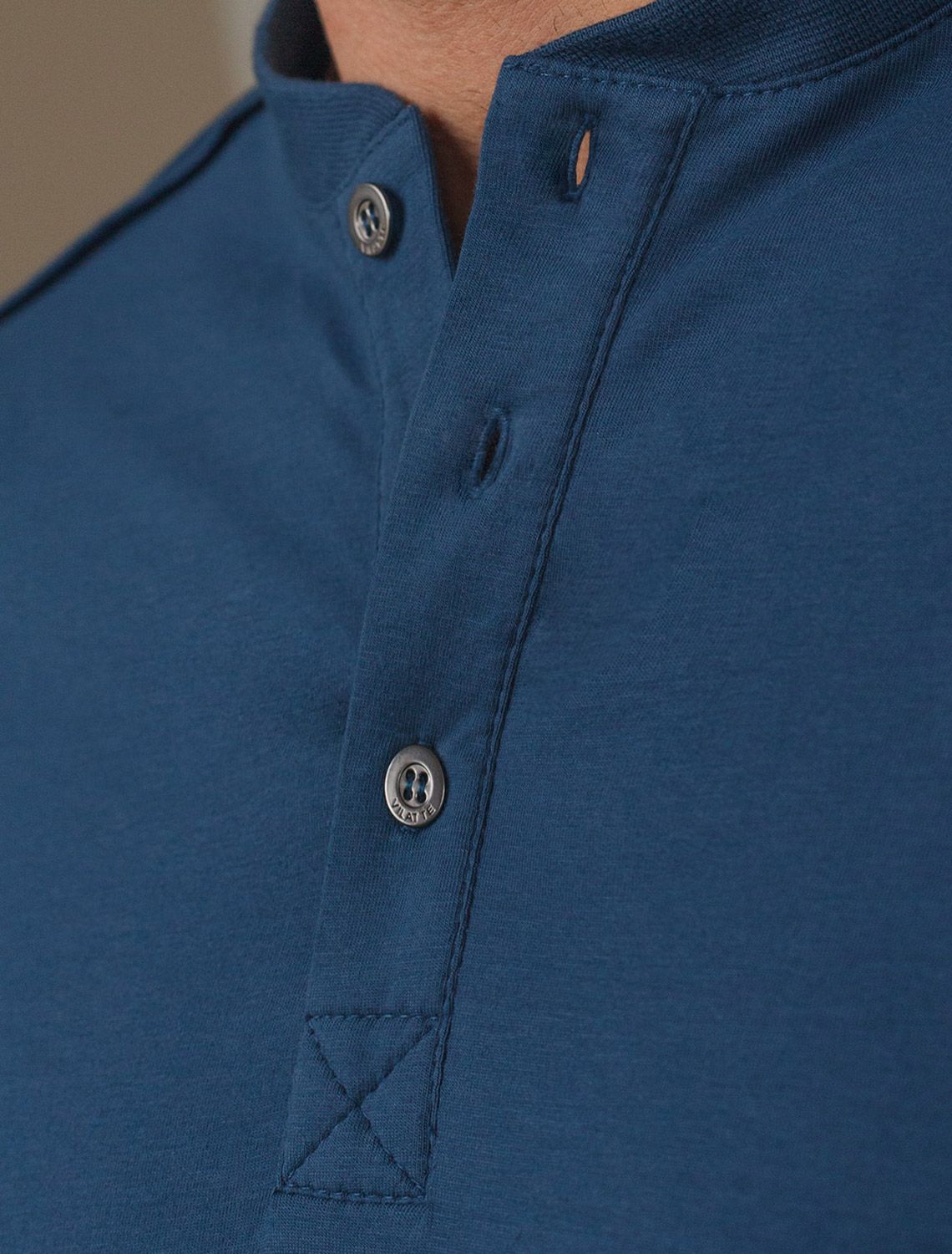 Тонкий лонгслив с круглым воротом на пуговицах из премиального хлопка с эластаном