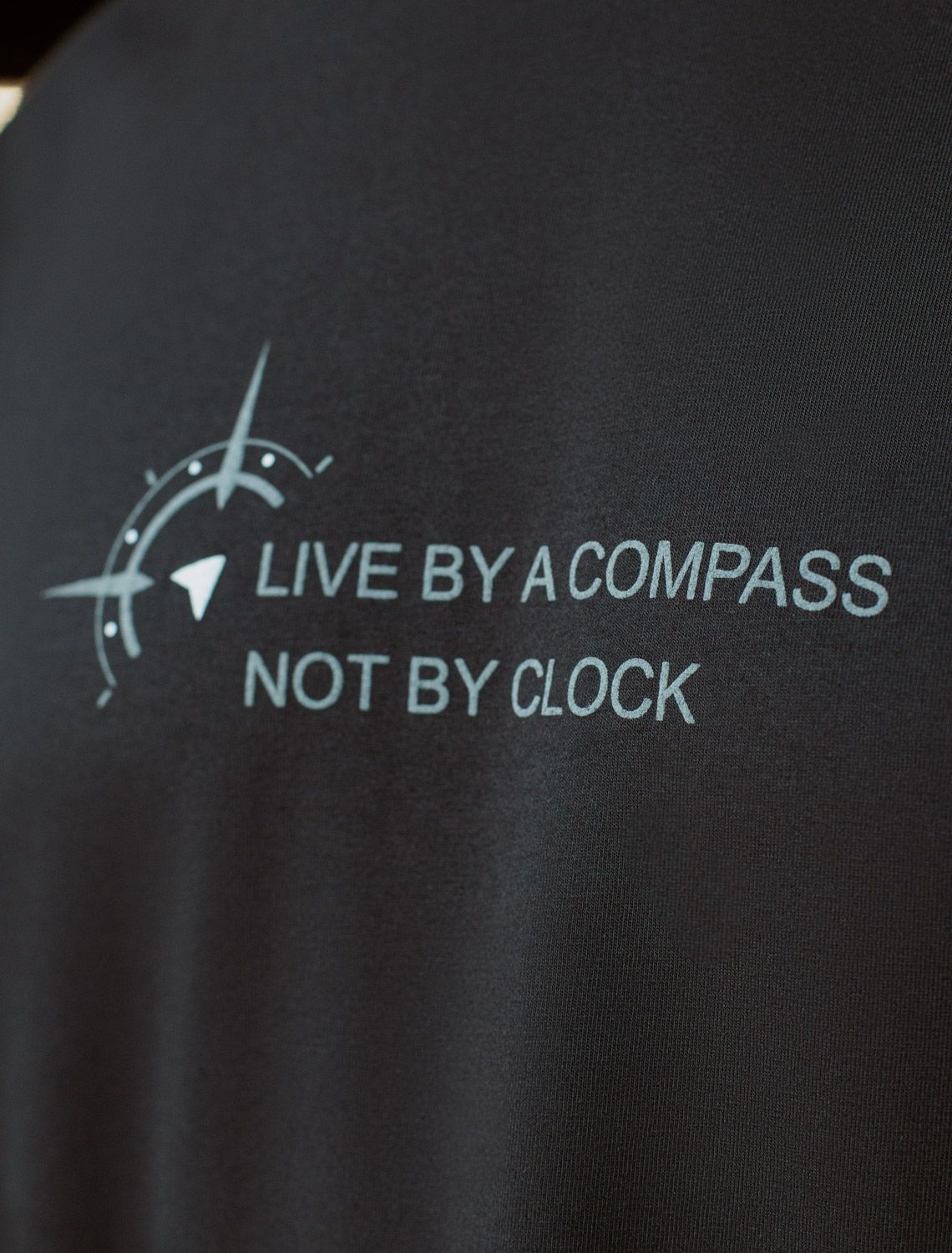 Футболка базовая полуприлегающая из премиального хлопка с принтом