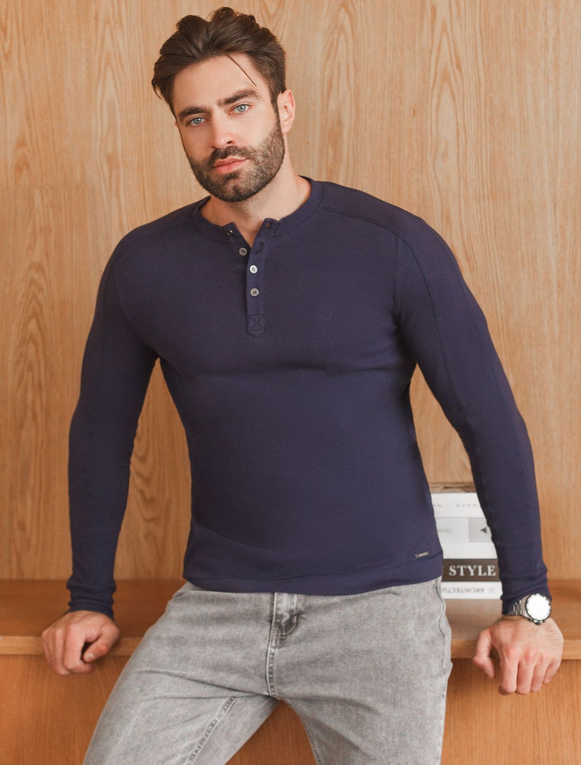 Лонгслив с воротником на пуговицах и декоративными швами из премиального хлопка с эластаном