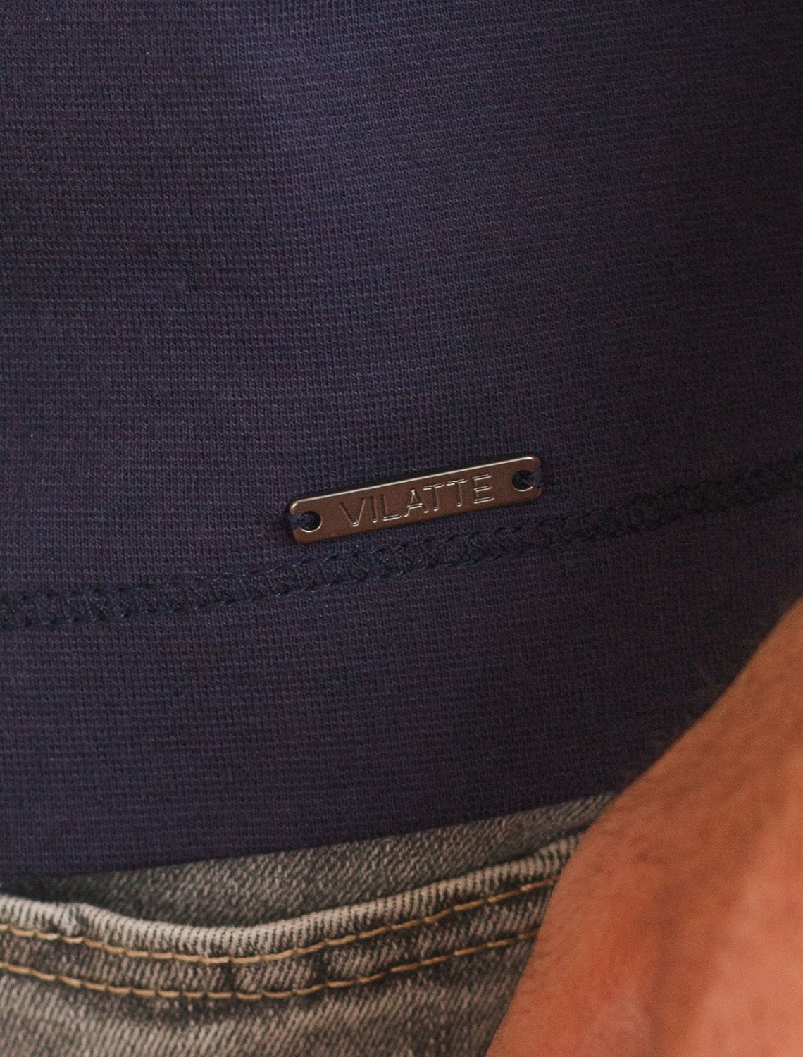 Лонгслив с воротником на пуговицах и декоративными швами из премиального хлопка с эластаном