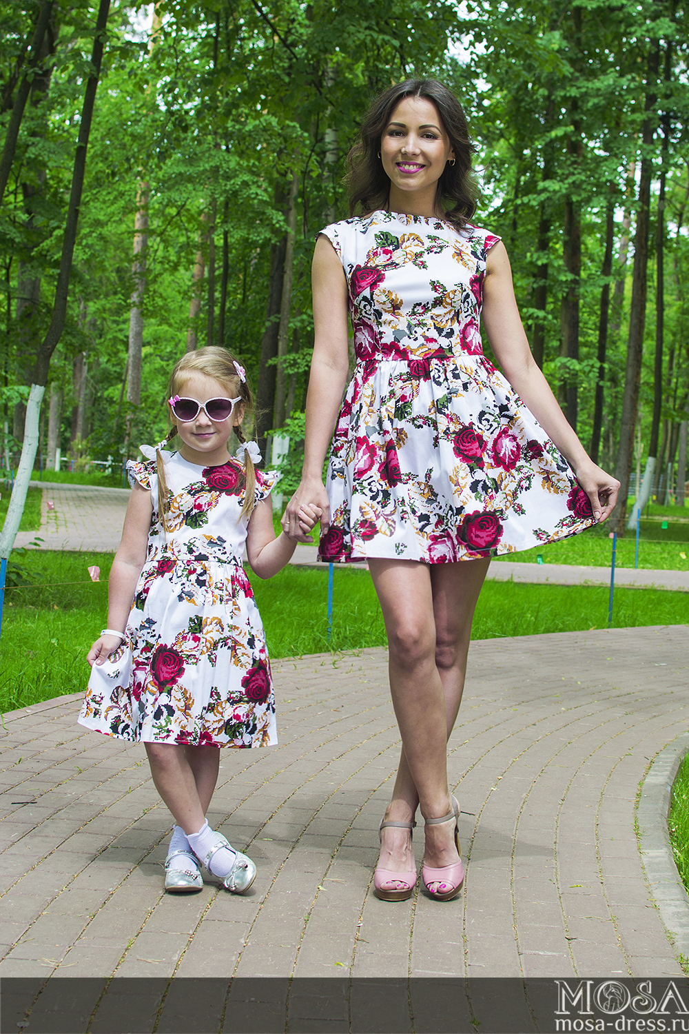 Магазин одинаковой. Платье семейное матери. Family look мама и дочка. Платья из поплина для мам и дочка. Модели платьев Фэмили лук.