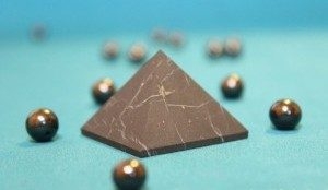 Пирамида неполированная 3 см(Малиновый кварцит)