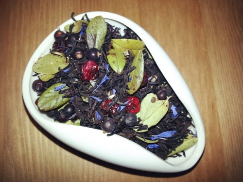 Можжевеловый блюз Черный  чай с  ягодами  можжевельника и брусники, необычным и притягательным терпко- сладким  свежим ягодным ароматом с тонкими хвойно-дымчатыми нотами 