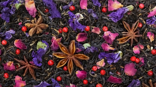 Восточное наслаждение черный чай в окружении пряной смеси специй - имбиря, корицы, гвоздики, бадьяна, розового перца, лепестков роз с цветками мальвы