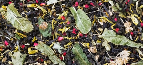  С легким паром  Смесь зеленых  китайских крупнолистовых чаев с  ягодами малины, соцветий липы, листьев мяты, лепестков календулы.