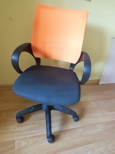 Офисное кресло Форрмула с оранжевой спинкой из сетки